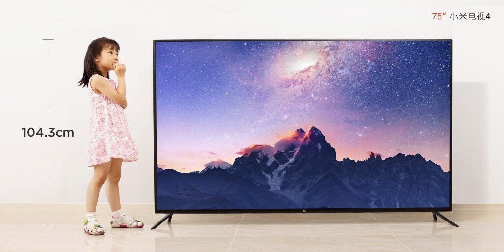 Телевизор Xiaomi Mi TV 4 высотой с четырехлетнего ребенка