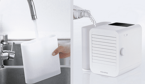 Процесс заливки воды в резервуар Microhoo Mini Air Condition Fan